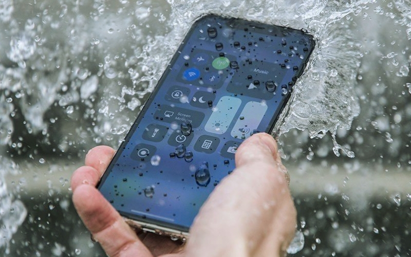 Điện thoại d&iacute;nh nước hoặc vật thể lạ cũng g&acirc;y hỏng mic